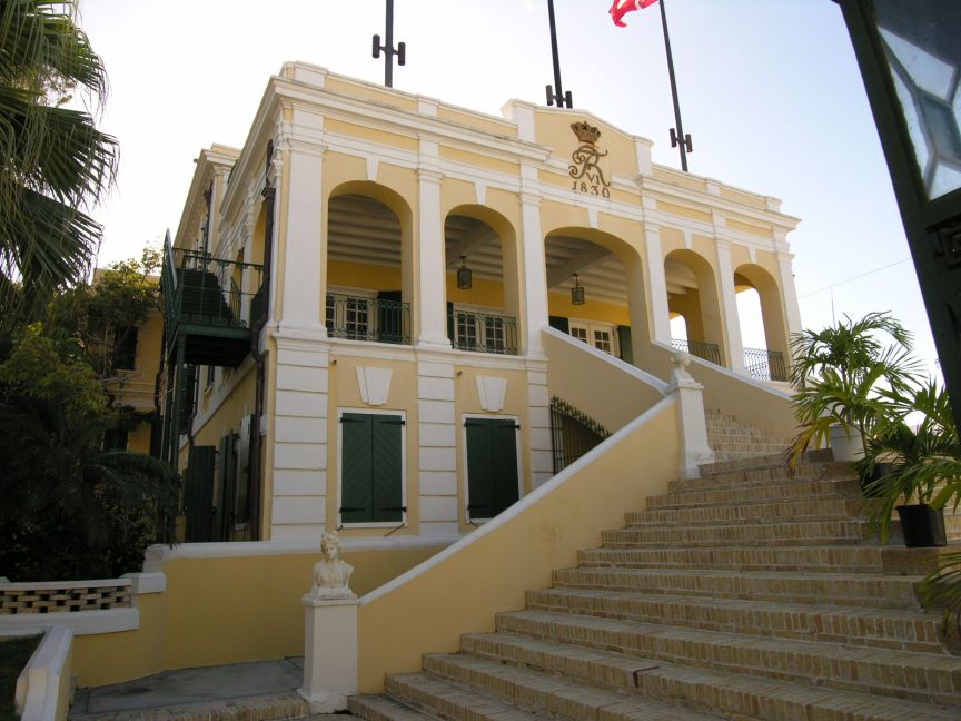 The stoop of the Government House [Click for larger picture (1600 &times; 1200)]